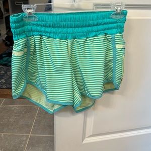 EUC Lululemon tracker short low rise 5” size 8